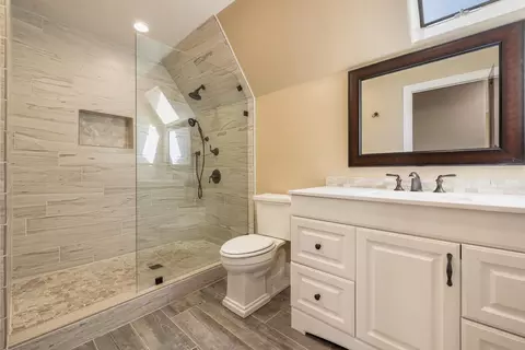 Bath - 2410 Brittany Ct, Lodi, CA 95242 photo 9 of 9