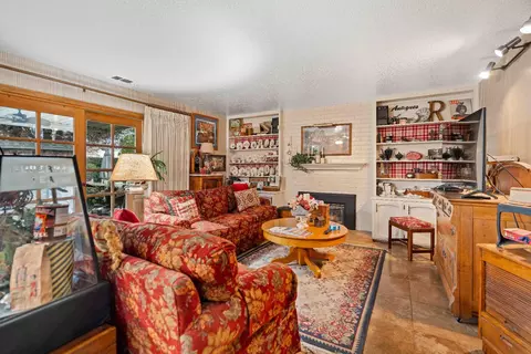 Living - 3909 Fieldcrest Ct, Modesto, CA 95355 photo 3 of 4