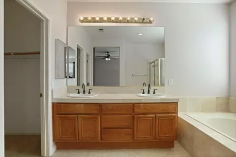 Bath - 524 Glenbriar Cir, Tracy, CA 95377 photo 2 of 4