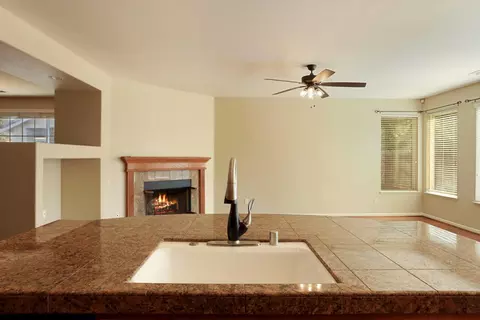 Living - 524 Glenbriar Cir, Tracy, CA 95377 photo 4 of 6
