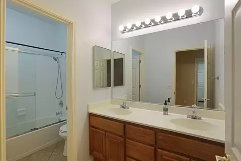 Bath - 524 Glenbriar Cir, Tracy, CA 95377 photo 1 of 4