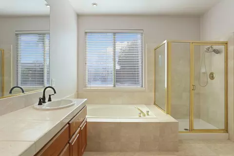 Bath - 524 Glenbriar Cir, Tracy, CA 95377 photo 3 of 4