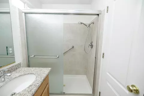 Bath - 1007 Kirksey Dr, Turlock, CA 95382 photo 2 of 4