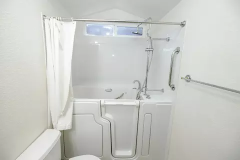 Bath - 1007 Kirksey Dr, Turlock, CA 95382 photo 4 of 4