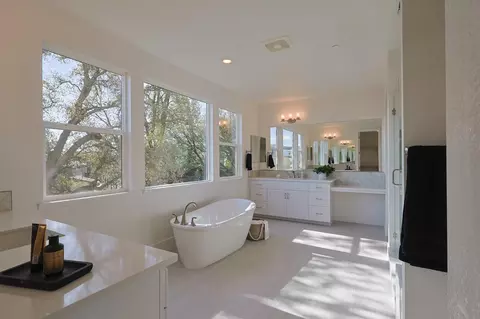 Bath - 5638 Lakepointe Dr, Rocklin, CA 95677 photo 3 of 6