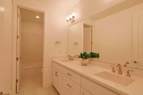 Bath - 5638 Lakepointe Dr, Rocklin, CA 95677 photo 4 of 6