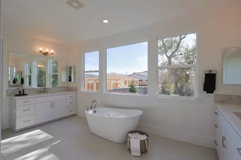 Bath - 5638 Lakepointe Dr, Rocklin, CA 95677 photo 1 of 6