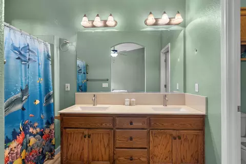 Bath - 6322 Leaflet Ln, Hughson, CA 95326 photo 1 of 4