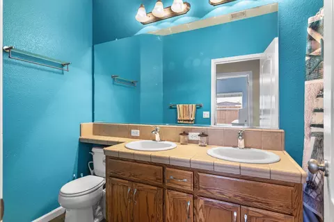 Bath - 6322 Leaflet Ln, Hughson, CA 95326 photo 3 of 4