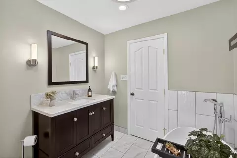 Bath - 6810 Rappahannock Way, Carmichael, CA 95608 photo 1 of 7