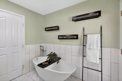 Bath - 6810 Rappahannock Way, Carmichael, CA 95608 photo 2 of 7