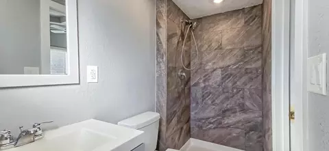 Bath - 206 W 20th St, Tracy, CA 95376 photo 3 of 3