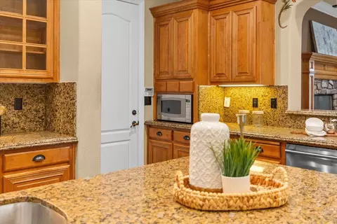 Kitchen - 3168 N Hutton Pl, Tracy, CA 95377 photo 7 of 13