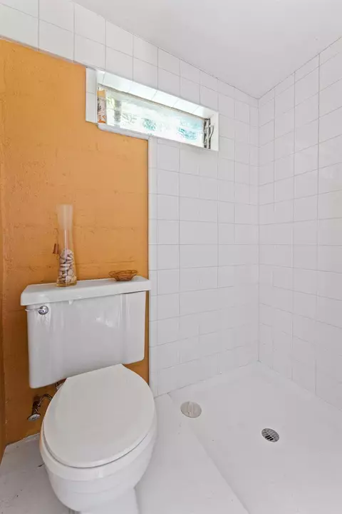 Bath - 4845 Hazelwood Ave, Carmichael, CA 95608 photo 2 of 2