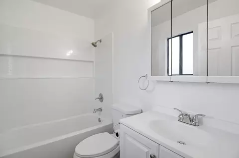 Bath - 2104 Olive Branch Dr, Modesto, CA 95351 photo 2 of 2
