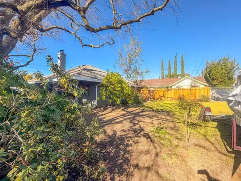 Exterior - 5500 Stately Oak Ln, Carmichael, CA 95608 photo 10 of 12