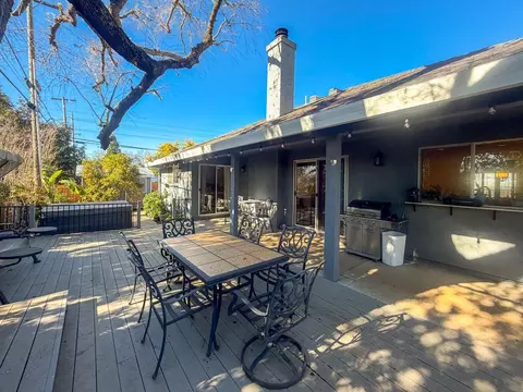 Exterior - 5500 Stately Oak Ln, Carmichael, CA 95608 photo 5 of 12