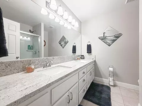 Bath - 5500 Stately Oak Ln, Carmichael, CA 95608 photo 4 of 6