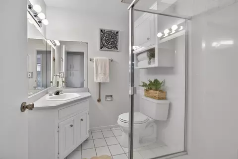 Bath - 5033 El Cemonte Ave, Davis, CA 95618 photo 3 of 7