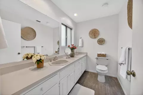 Bath - 5033 El Cemonte Ave, Davis, CA 95618 photo 5 of 7