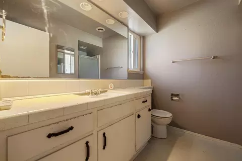 Bath - 808 Cadillac Dr, Modesto, CA 95351 photo 1 of 3