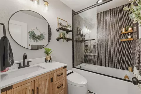 Bath - 6348 Horseshoe Bar Rd, Loomis, CA 95650 photo 2 of 2