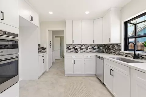 Kitchen - 1465 Franklin Ave, Tracy, CA 95376 photo 3 of 6