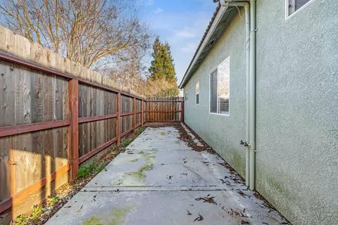 Exterior - 2909 Kingman Ct, Modesto, CA 95355 photo 4 of 8
