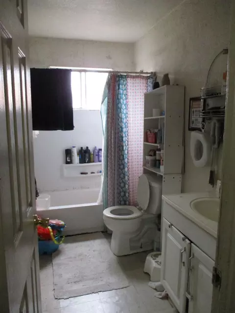 Bath - 1237 E Hazelton, Stockton, CA 95205 photo 1 of 3