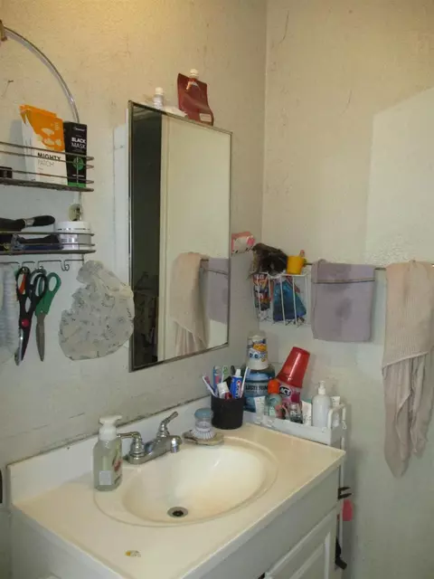 Bath - 1237 E Hazelton, Stockton, CA 95205 photo 3 of 3