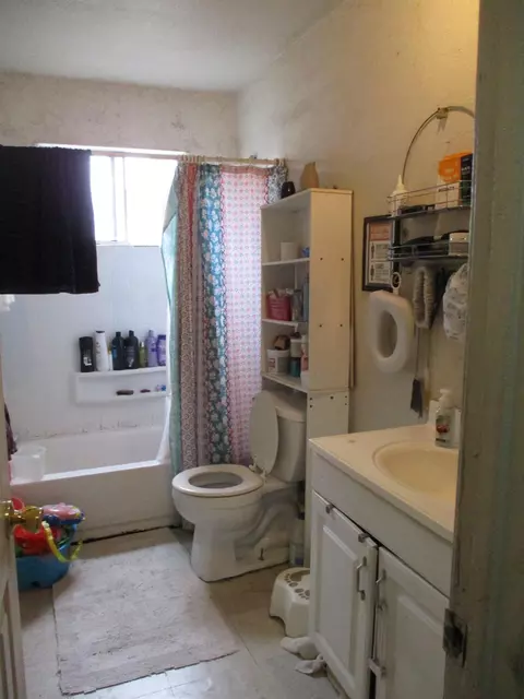 Bath - 1237 E Hazelton, Stockton, CA 95205 photo 2 of 3