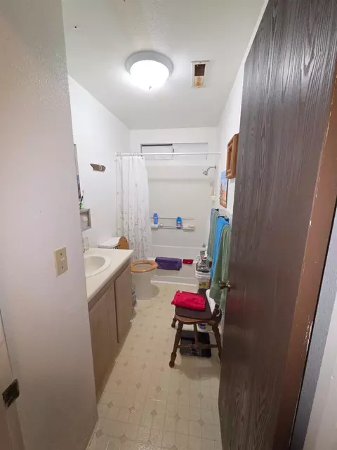 Bath - 565 North St, Corning, CA 96021 photo 3 of 4