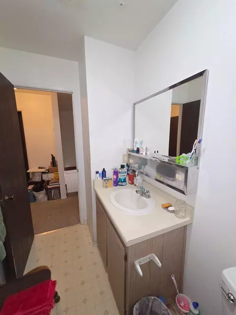 Bath - 565 North St, Corning, CA 96021 photo 4 of 4