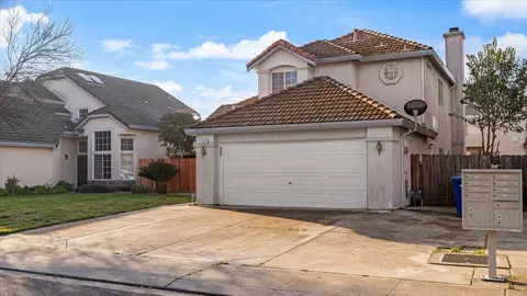 Exterior - 3624 Effingham Ln, Modesto, CA 95357 photo 3 of 9