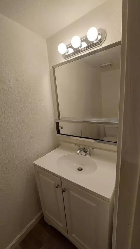 Bath - 573 North St, Corning, CA 96021 photo 2 of 4