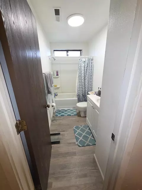 Bath - 573 North St, Corning, CA 96021 photo 3 of 4