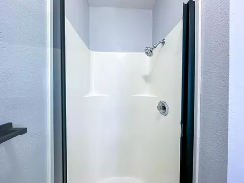 Bath - 4804 Powerline Rd, Olivehurst, CA 95961 photo 4 of 7