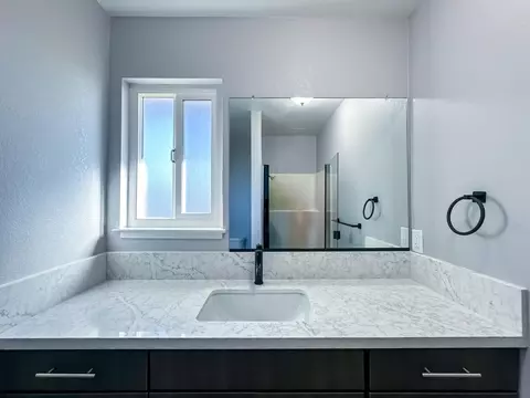 Bath - 4804 Powerline Rd, Olivehurst, CA 95961 photo 3 of 7