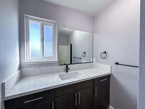 Bath - 4804 Powerline Rd, Olivehurst, CA 95961 photo 2 of 7