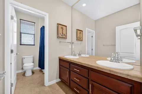 Bath - 2090 Roy Ranch Way, Plumas Lake, CA 95961 photo 2 of 2