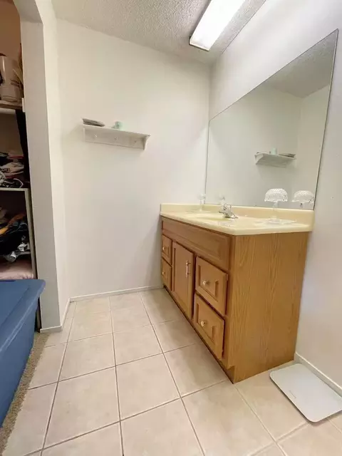Bath - 4016 Knoll Top Ct, Carmichael, CA 95608 photo 2 of 3