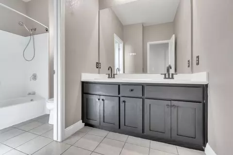 Bath - 3329 Vancouver Dr, Modesto, CA 95355 photo 3 of 6