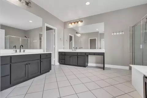 Bath - 3329 Vancouver Dr, Modesto, CA 95355 photo 2 of 6