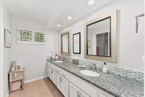 Bath - 2230 Hillcrest Way, Carmichael, CA 95608 photo 6 of 9