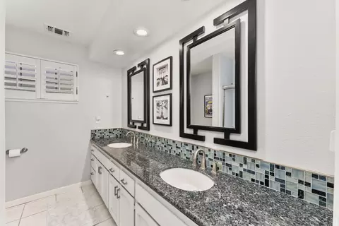 Bath - 2230 Hillcrest Way, Carmichael, CA 95608 photo 2 of 9