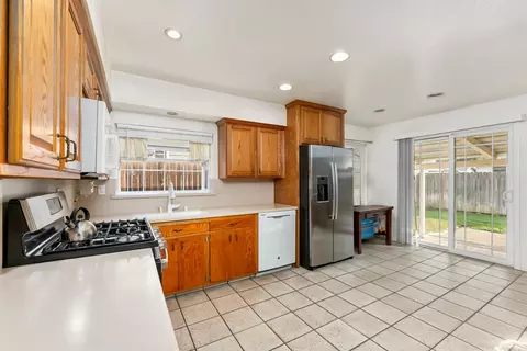 Kitchen - 6316 Templeton Dr, Carmichael, CA 95608 photo 4 of 6