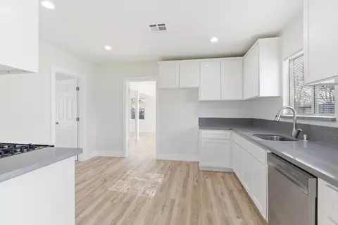 Entry Way - 821 Sutter Ave, Modesto, CA 95351 photo 1 of 2