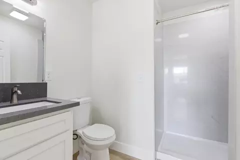 Bath - 821 Sutter Ave, Modesto, CA 95351 photo 2 of 3