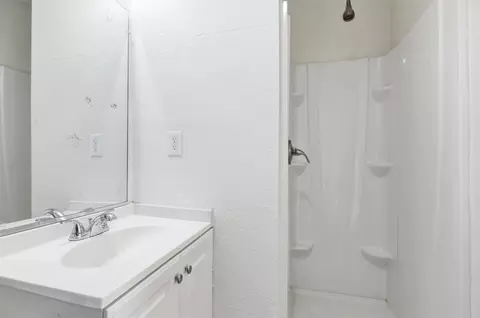 Bath - 821 Sutter Ave, Modesto, CA 95351 photo 3 of 3