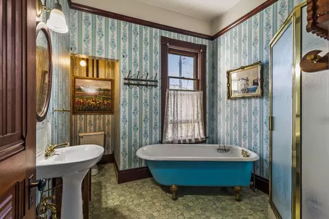 Bath - 482 Main St, Newcastle, CA 95658 photo 3 of 6